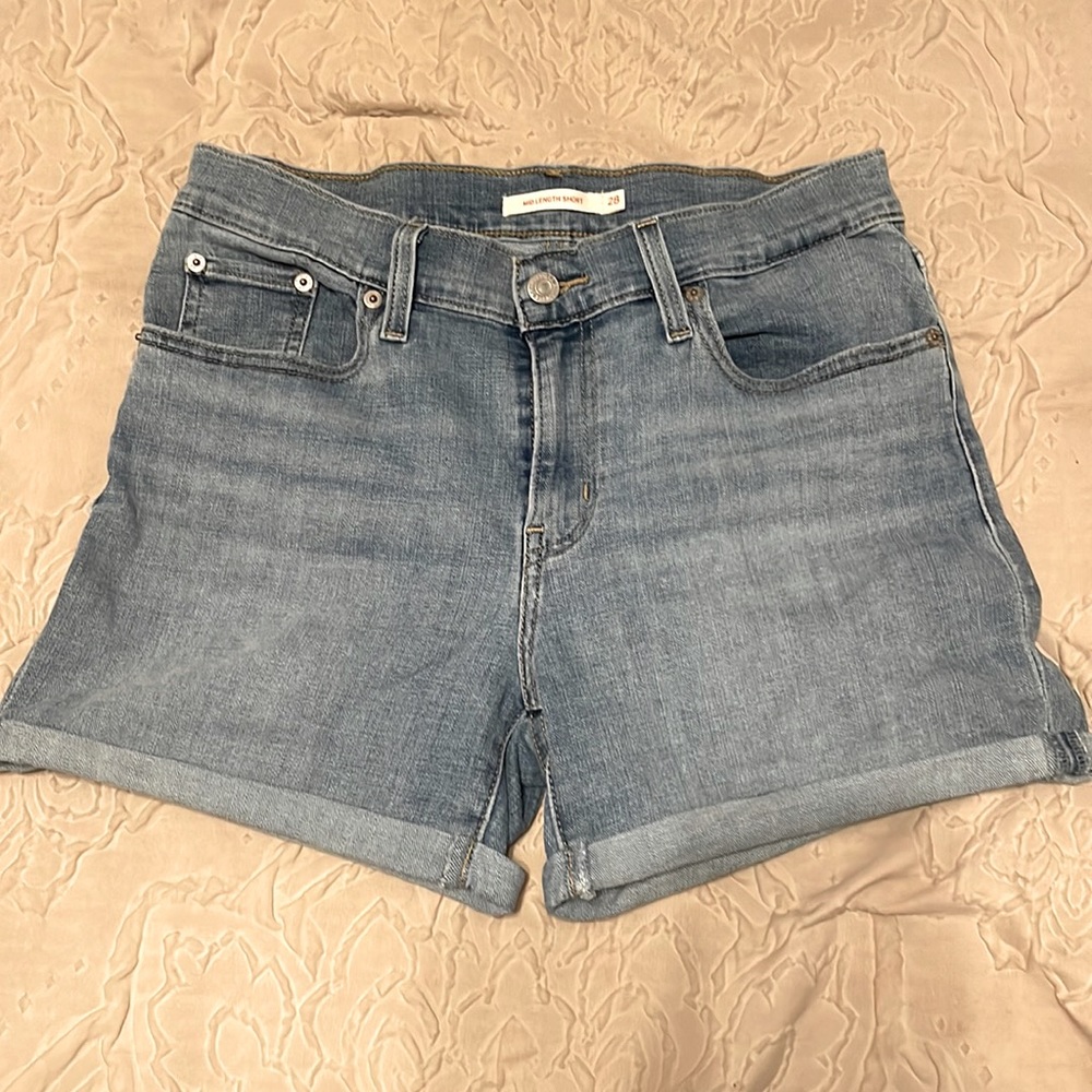 Fitted mid length shorts!